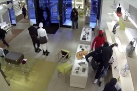 ABD’de Louis Vuitton mağazasında dakikalar içinde 100 bin dolarlık soygun