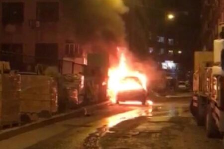 Beyoğlu’nda panik! Alev alev yandı