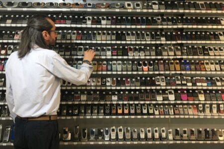 Guinness’e yaptığı başvuru onaylandı: 2 bin 779 adet telefonu var