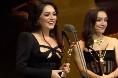 Ezgi Mola’nın Altın Kelebek konuşması gündem oldu: Birbirimizi ötekileştirmediğimiz bir sene olsun