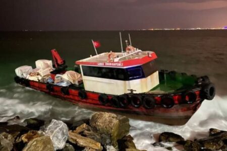 Kadıköy’de balıkçı teknesi karaya oturdu, mahsur kalan 2 kişi kurtarıldı