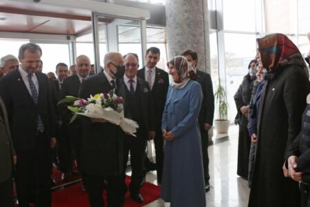 Saadet Lideri Karamollaoğlu çiçeklerle karşılandı