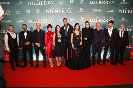 “DİLBERAY” FİLMİNİN GALASI ÜNLÜLER GEÇİDİ