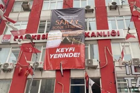 Balıkesir’de CHP’nin astığı afiş ‘Cumhurbaşkanı’na hakaret’ gerekçesiyle toplatıldı