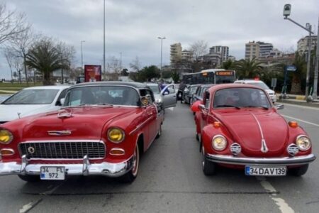Klasik tutkusu Sevgililer Gününe yansıdı: Sevgi konvoyu yaptılar