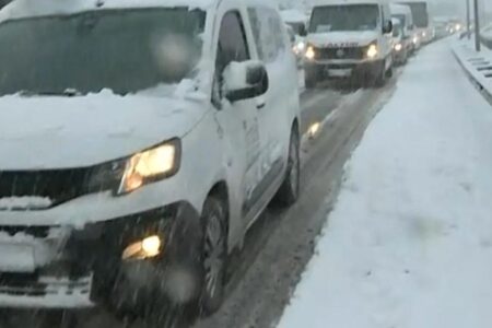 İstanbulE-5’te trafik durma noktasına geldi