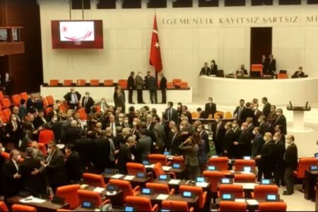 TBMM Genel Kurulu’nda gerginlik: CHP’li milletvekiline yumrukla saldırdı