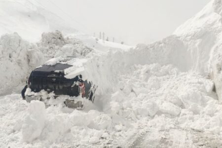 Yüksekova’da kamyonet, çığ altında kaldı
