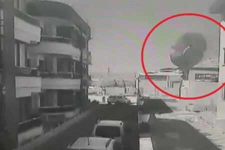 Manisa’nın Yunusemre ilçesinde beton fabrikasının bacası patladı