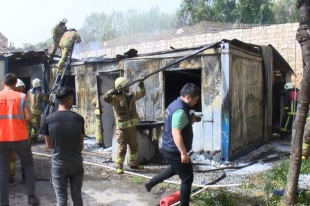 Sarayburnu’ndaki tarihi sur restorasyonu alanında işçi konteynerleri yandı