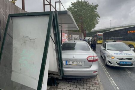 Bakırköy’de durakta bekleyen kişiye otomobil çarptı