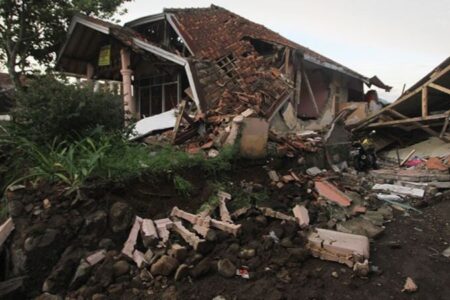 Endonezya’da deprem felaketi