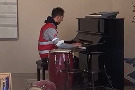 Hasarlı okulda piyano çalan öğretmen: Acımızı notalarla gösterdik